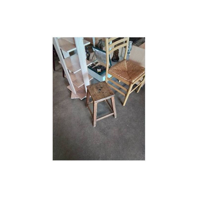 TABOURET CARRÉ BOIS CLAIR A ENTRETOISE MILIEU XXE