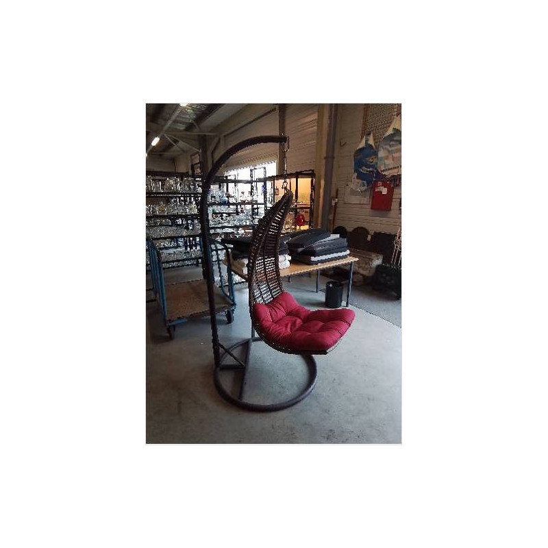 FAUTEUIL SUSPENDU MÉTAL ET RÉSINE TRESSÉE CHOCOLAT AVEC COUSSIN ROUGE