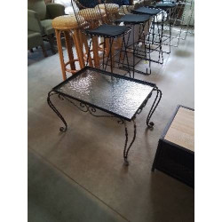 TABLE BASSE RECTANGULAIRE PIÈTEMENT FER FORGÉ NOIR PLATEAU VERRE ANNÉES 50
