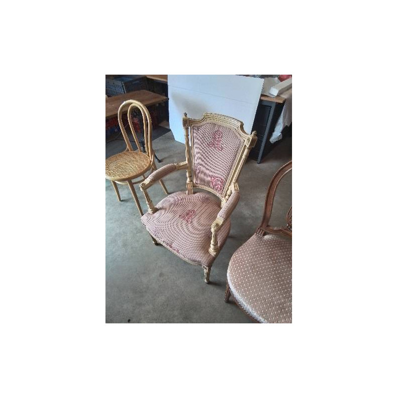 FAUTEUIL BOIS ECRU ASSISE ET DOSSIER TISSU ÉCRU A RAYURES ROUGE STYLE LOUIS XVI