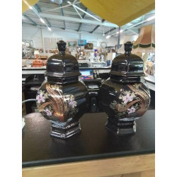 PAIRE DE VASES COUVERTS...