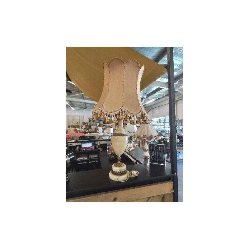LAMPE ALBATRE ET MÉTAL DORÉ AJ VOLANT A FRANGES OCRE VERT