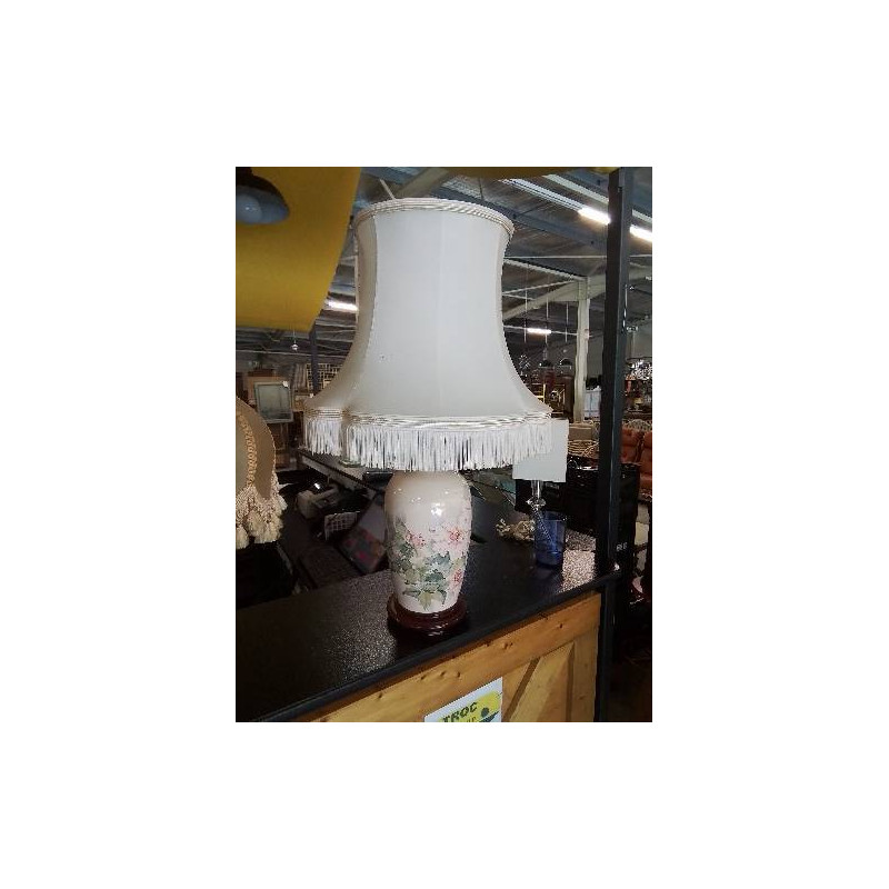 LAMPE CÉRAMIQUE ROSÉ AUX FLEURS SOCLE BOIS AJ ECRU A FRANGES 