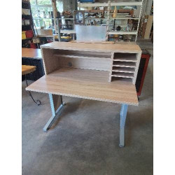 BUREAU A GRADIN PLATEAU BOIS CLAIR PIÈTEMENT MÉTAL GRIS