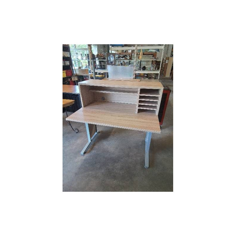 BUREAU A GRADIN PLATEAU BOIS CLAIR PIÈTEMENT MÉTAL GRIS