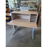 BUREAU A GRADIN PLATEAU BOIS CLAIR PIÈTEMENT MÉTAL GRIS