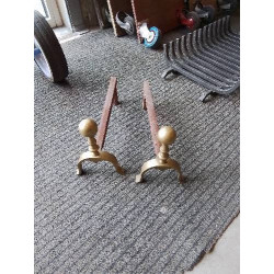 PAIRE DE CHENETS FER FORGÉ BOULES MÉTAL DORÉ 