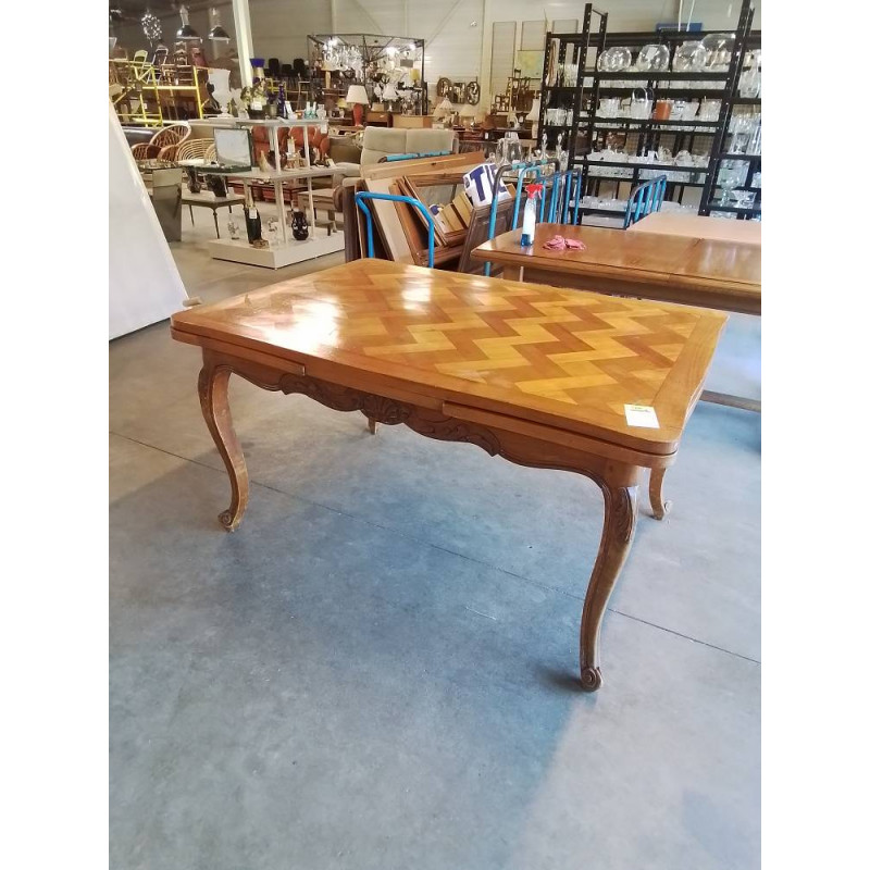 TABLE RECTANGULAIRE A RALLONGES BOIS CLAIR PIEDS CAMBRÉ STYLE RÉGENCE COQUILLE 