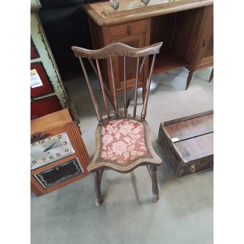 CHAISE  A ENTRETOISE DOSSIER CHANTOURNÉ A BARREAUX ASSISE CAPITONNÉ GRENAT A FLEURS DÉBUT XXE