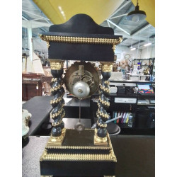PENDULE PORTIQUE BOIS NOIR TORSADÉ A INCRUSTATION DE LAITON FIN XIXE EN L\'ÉTAT