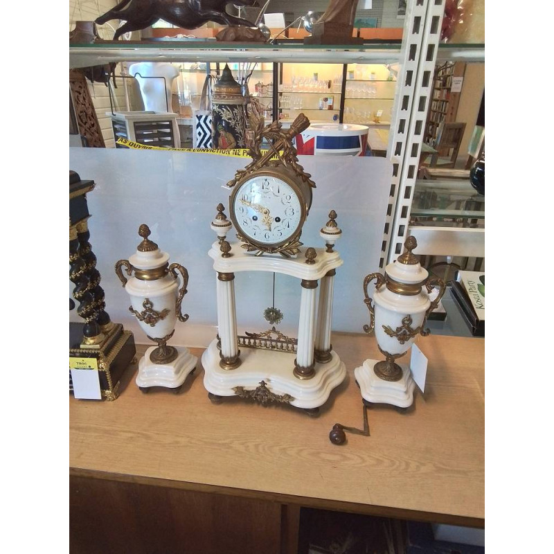 PENDULE  PORTIQUE  ET SES 2 CASSOLETTES MARBRE BLANC ET BRONZE STYLE LOUIS XVI L BEHM MOUVEMENT JUST
