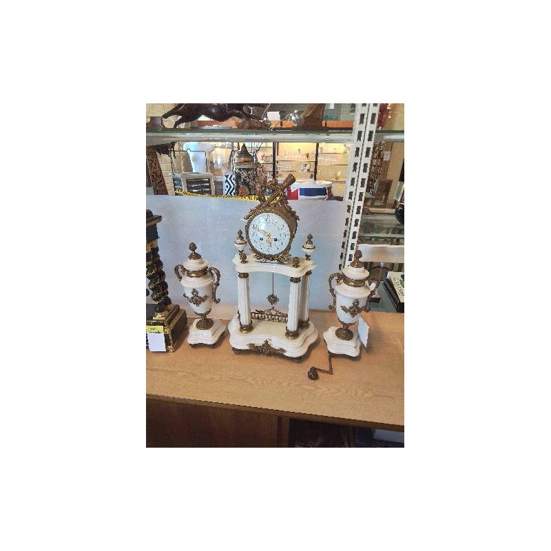 PENDULE  PORTIQUE  ET SES 2 CASSOLETTES MARBRE BLANC ET BRONZE STYLE LOUIS XVI L BEHM MOUVEMENT JUST
