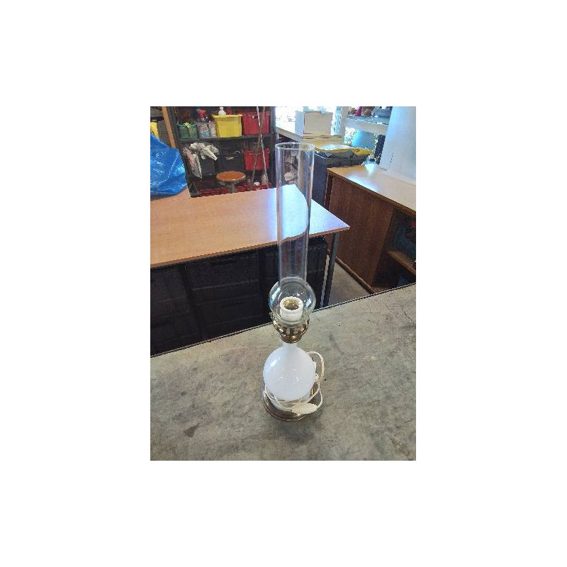 LAMPE A PÉTROLE ÉLECTRIFIÉE OPALINE LAITON ET VERRE
