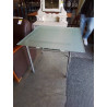 TABLE CARRÉ PIÈTEMENT MÉTAL GRIS PLATEAU VERRE