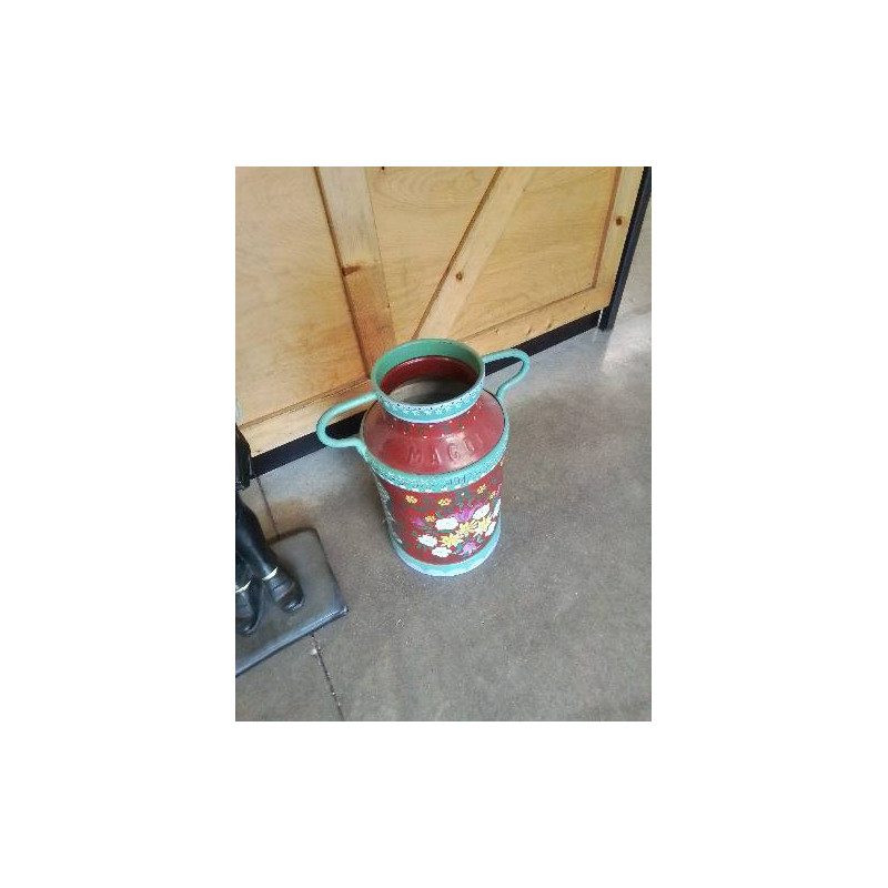 BROC A LAIT MÉTAL PEINT ROUGE ET VERRE AUX FLEURS 