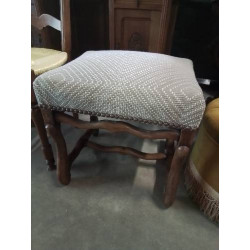 TABOURET STYLE LOUIS XIV RECTANGULAIRE A ENTRETOISE  TISSU TAUPE 