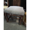 TABOURET STYLE LOUIS XIV RECTANGULAIRE A ENTRETOISE  TISSU TAUPE 
