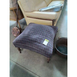 POUF NAPOLÉON III CAPITONNÉ TISSU MAUVE A CARREAUX 