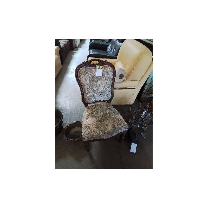 CHAISE BASSE BOIS CAPITONNÉ TISSU ECRU VERT AUX ANIMAUX STYLE RÉGENCE 