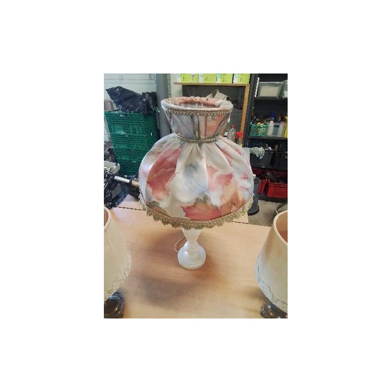 LAMPE ALBATRE BLANC AJ VOLANT TISSU FLEURI 