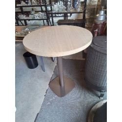 TABLE MANGE DEBOUT...