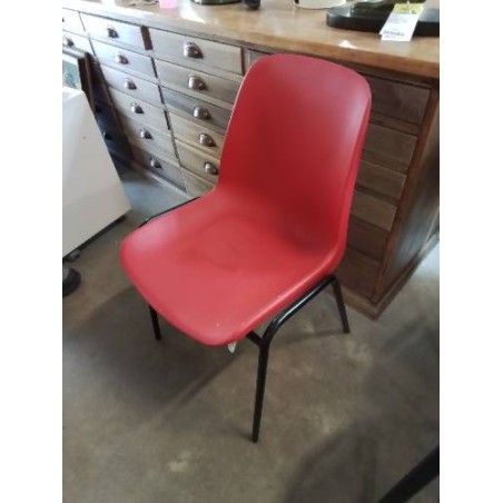 CHAISE D’ACCEUIL RÉSINE ROUGE PIÈTEMENT MÉTAL NOIR