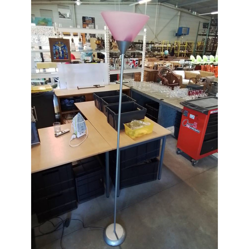 LAMPADAIRE MÉTAL GRIS ET RÉSINE ROSE