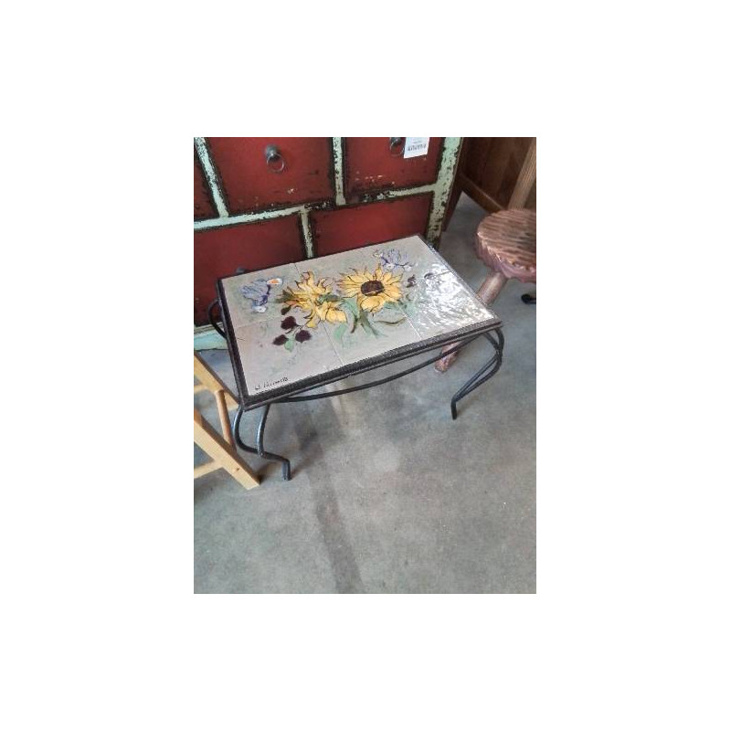 TABLE BASSE FER FORGÉ PLATEAU CARRELÉ AUX FLEURS BEL DELECOURT (1915-2017) ANNÉES 50 EN L\'ÉTAT 