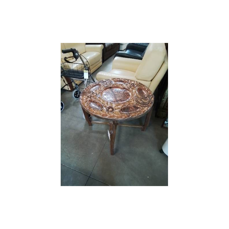 TABLE DE JEU HAITIENNE  BOIS SCULPTÉ DÉCOR AU POISSON ET OISEAUX PIÈTEMENT PLIANT PLATEAU RÉVERSIBLE