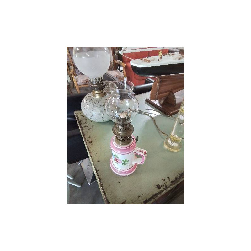 LAMPE A PÉTROLE CÉRAMIQUE ECRU ET ROSE FLEURI ET VERRE