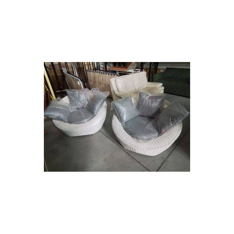 PAIRE DE FAUTEUILS DE JARDIN EN RESINE TRESSEE 