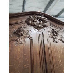 ARMOIRE DE MARIAGE CAUCHOISE CHÊNE SCULPTÉ AUX COLOMBES