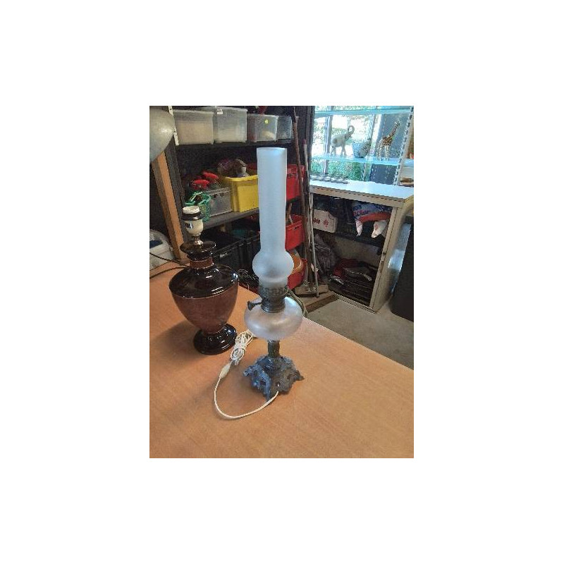 LAMPE A PETROLE ÉLECTRIFIÉE MÉTAL VERRE OPALESCENT 