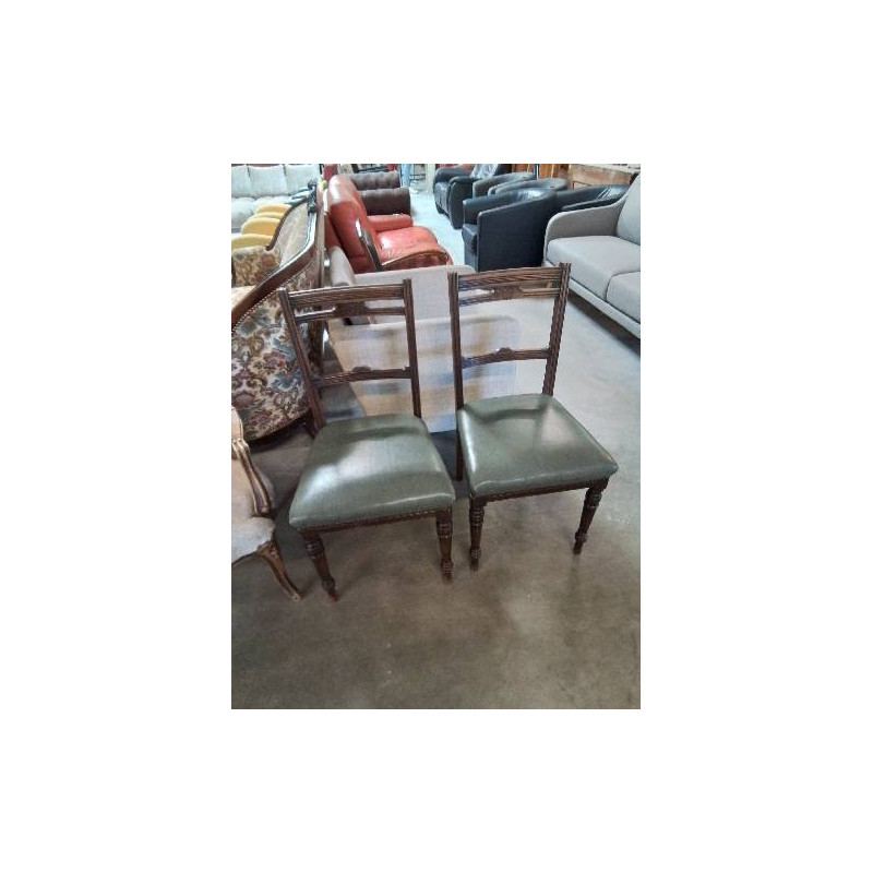 PAIRE DE CHAISES BOIS ASSISE CAPITONNÉ SKAÏ VERT PIEDS TOURNÉS 