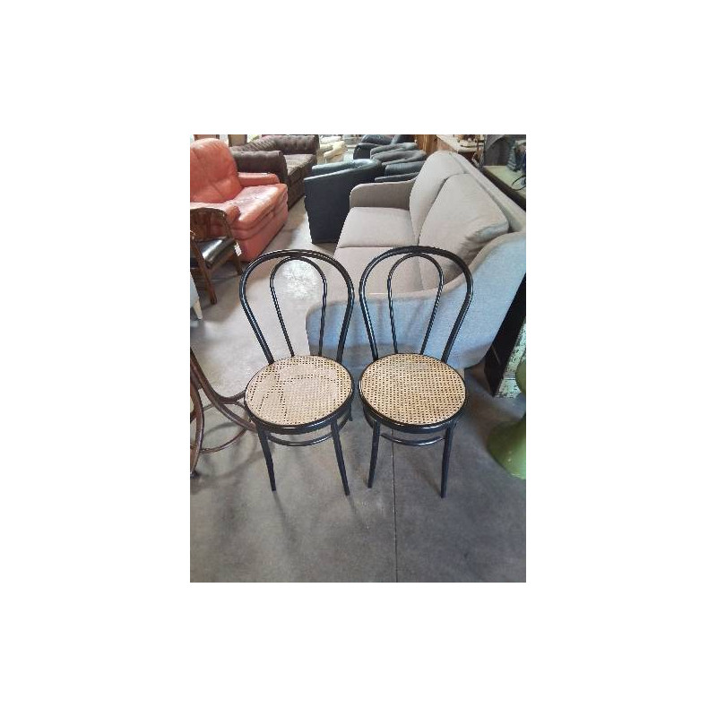 PAIRE DE CHAISES MÉTAL NOIR CINTRÉ ASSISE CANNÉE 