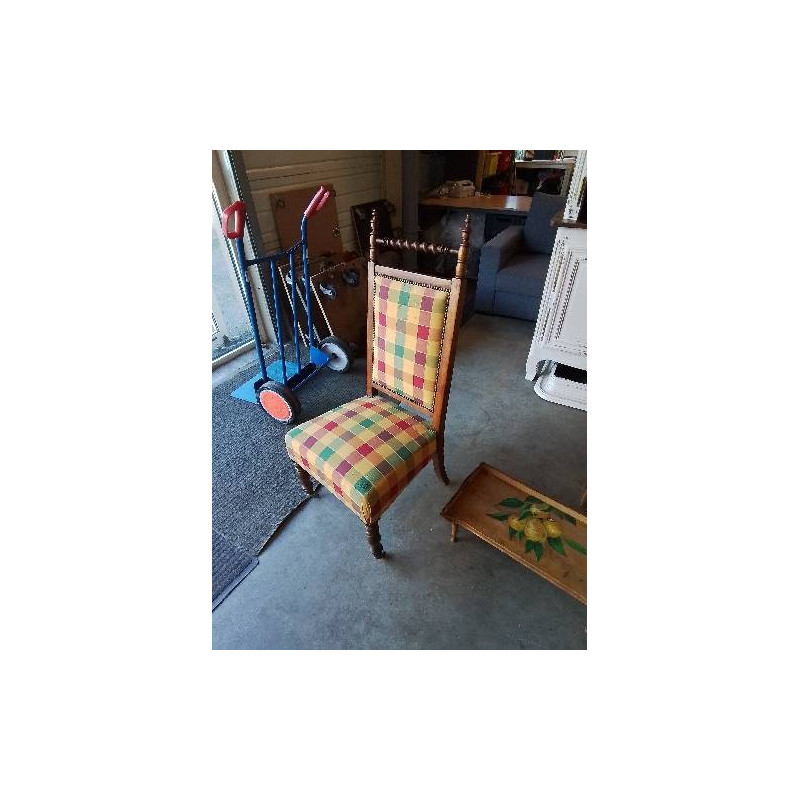 CHAISE BASSE BOIS TORSADÉ ASSISE ET DOSSIER CAPITONNÉ TISSU COLORÉ EN L\'ÉTAT 