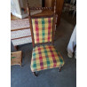 CHAISE BASSE BOIS TORSADÉ ASSISE ET DOSSIER CAPITONNÉ TISSU COLORÉ EN L\'ÉTAT 