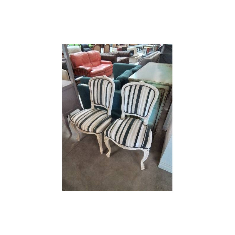 PAIRE DE CHAISES BOIS ECRU ASSISE ET DOSSIER CAPITONNÉ TISSU NOIR BLANC ET TAUPE STYLE RÉGENCE 