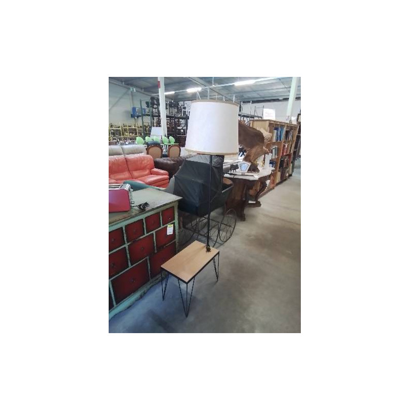 LAMPADAIRE A TABLETTE FER FORGÉ ET BOIS CLAIR AJ ECRU LISERÉ DORÉ ANNÉES 50