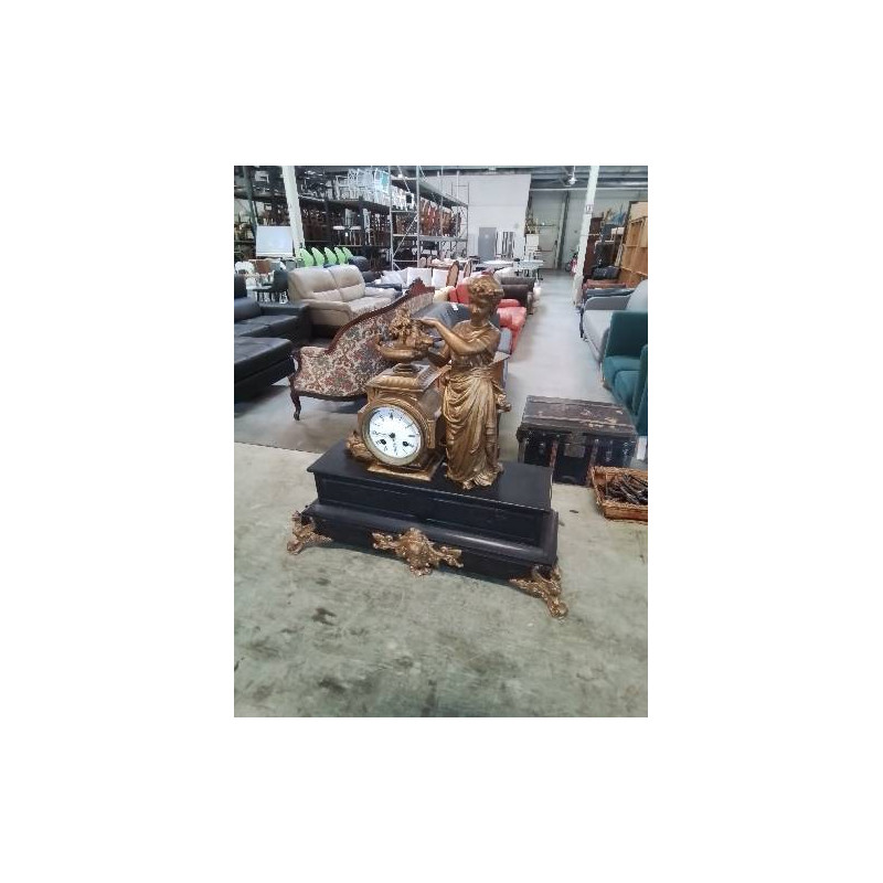 PENDULE DE CHEMINÉE MARBRE ET MÉTAL DORÉ  A LA FEMME ET COLOMBE L\'ÉTAT (SONNERIE HS)