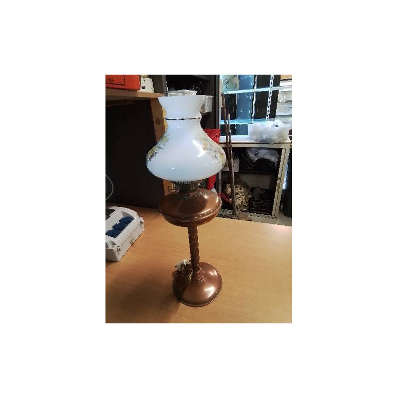 LAMPE A PETROLE ÉLECTRIFIÉE CUIVRE ET OPALINE BLANC AUX FLEURS 