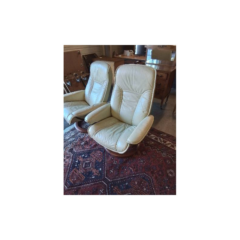 FAUTEUIL ET SON REPOSE PIEDS PIÈTEMENT BOIS ASSISE CUIR ECRU STRESSLESS EKORNES