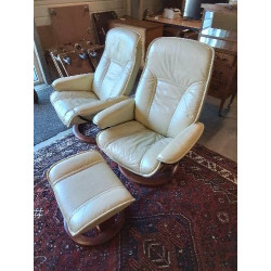 FAUTEUIL ET SON REPOSE PIEDS PIÈTEMENT BOIS ASSISE CUIR ECRU STRESSLESS EKORNES