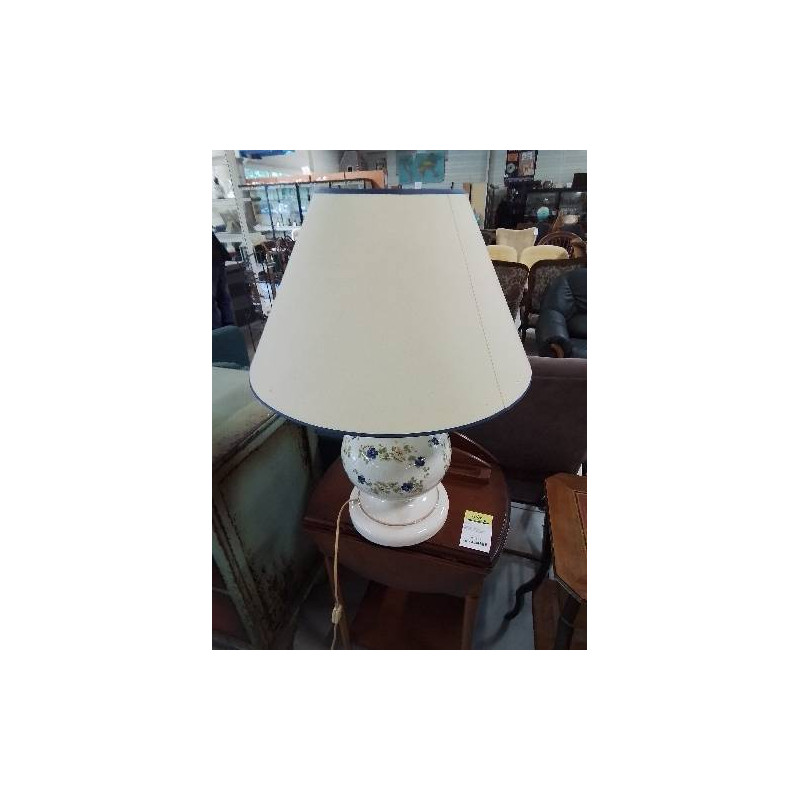 LAMPE CÉRAMIQUE ECRU A FLEURS AJ ECRU LISERÉ BLEU
