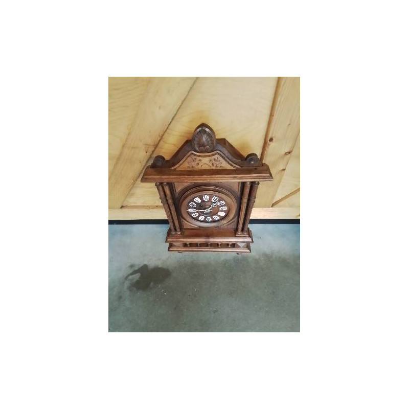 HORLOGE MURALE  BOIS A COLONNES MOULURÉ ET SCULPTÉ FIN XIXE EN L\'ÉTAT