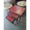 3 TABLES BASSES GIGOGNES STYLE ANGLE BOIS DESSUS CUIR ROUGE LISERÉ DORÉ 