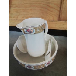 NÉCESSAIRE DE TOILETTE...