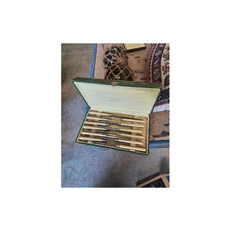 12 COUTEAUX ACIER INOX MANCHE RÉSINE ANNÉES 50