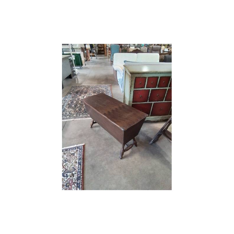 COFFRE BOIS CHANTOURNÉ A ENTRETOISE STYLE REGENCE 