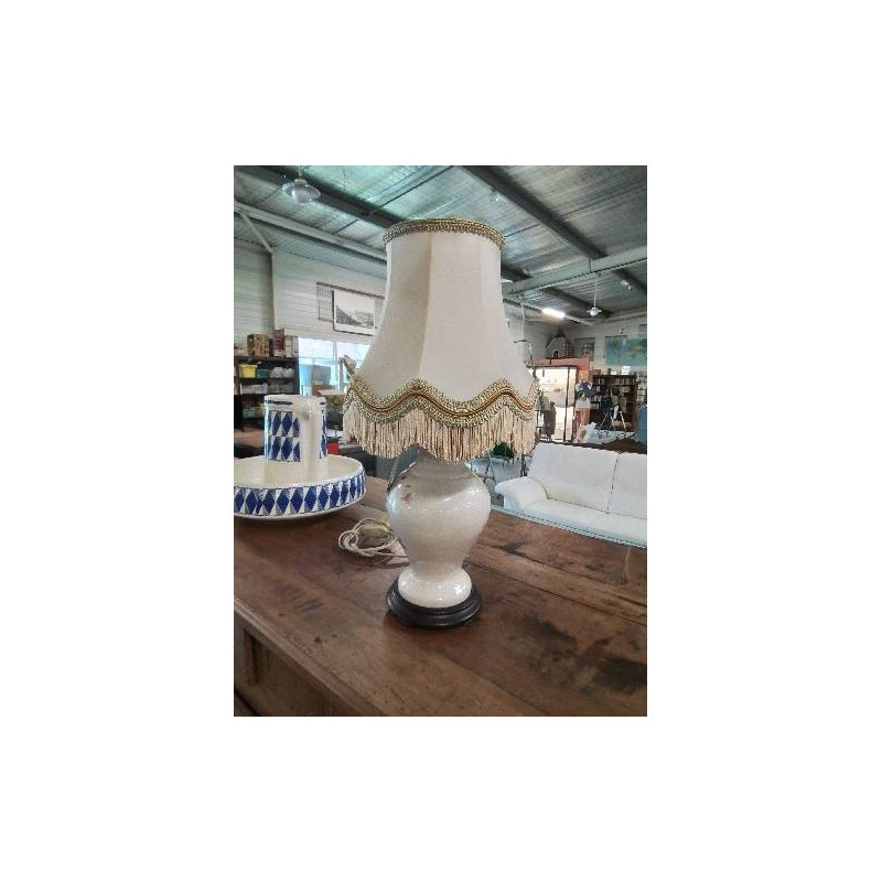 LAMPE CÉRAMIQUE ECRU A FLEURS SOCLE BOIS AJ VOLANT ECRJ A FRANGES 